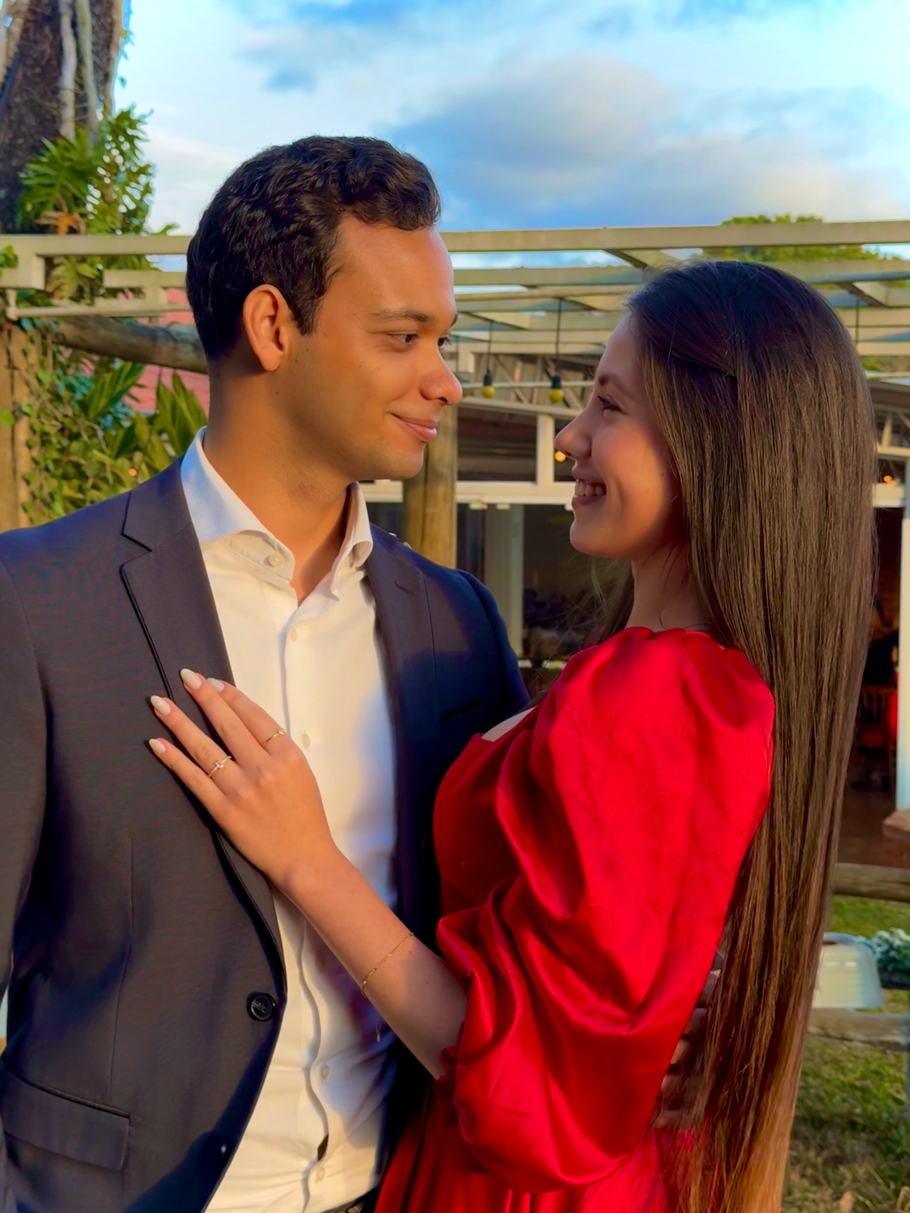 Angélica e Vinicius trocando olhares e sorrisos